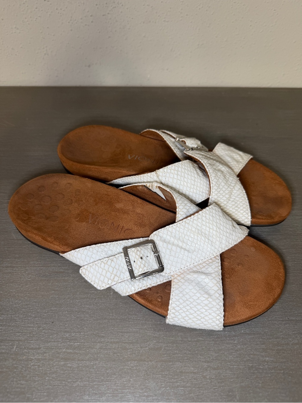 Vionic Women’s Slides Criss Cross White Textured Buckle Comfort Sz 7 Orthopedic